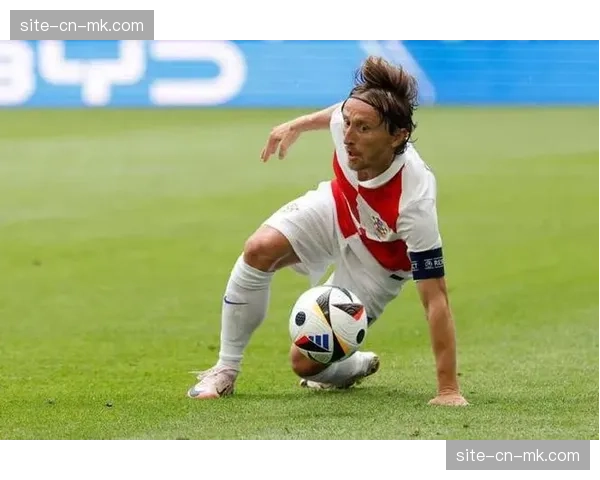 终场哨响，37岁的莫德里奇独自向客场球迷看台鼓掌致意