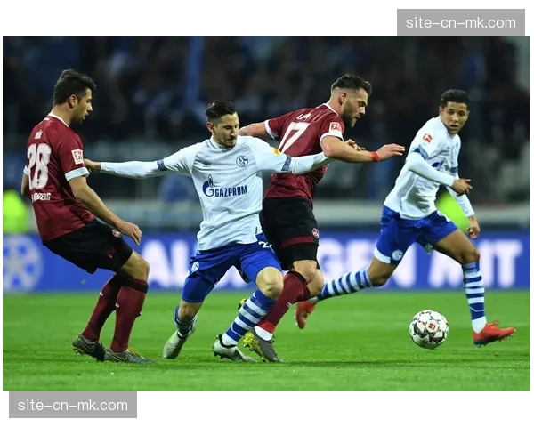 实时：沙尔克04在少一人情况下，反而通过两次反击取得进球，暂时领先